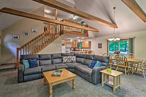 Arrowhead Lake Home with Deck and Resort Amenities! Haus in Coolbaugh Township