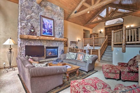 Luxury Lodge on Blue River and Breck Shuttle Route! Casa in Breckenridge