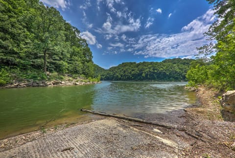 Getaway on Center Hill Lake with Decks and Water Views Maison in Center Hill Lake