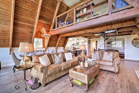 Spacious Flagstaff A-Frame Cabin with Deck and Views! Casa in Kachina Village