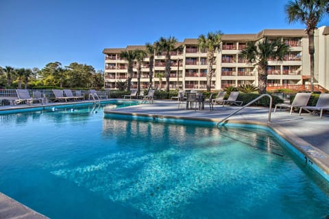 Coastal Condo with Balcony and Luxe Resort Amenities! Condominio in Hilton Head Island