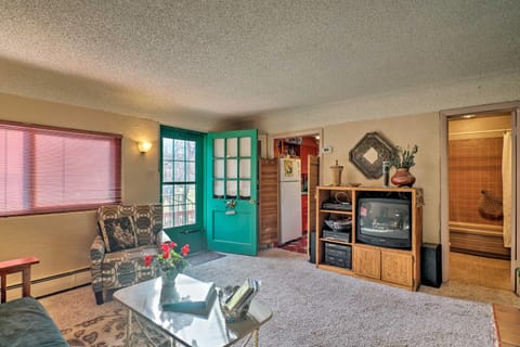Colorful Bungalow By Pikes PeakandGarden of the Gods House in Manitou Springs