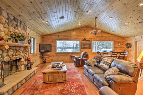 Waterfront Pike Lake Retreat Snowmobile Paradise Casa in Wisconsin