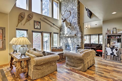 The Bells Luxe Lodge with Game Room and Deck! Maison in Frisco