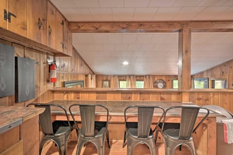 Wyatt Earp Cabin with Deck, 1 Mi to Raystown Lake! Casa in Raystown Lake