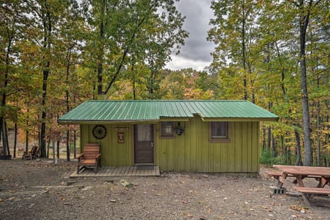 Wyatt Earp Cabin with Deck, 1 Mi to Raystown Lake! House in Raystown Lake
