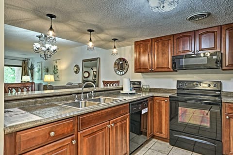 Riverside Condo 2 Miles to Smoky Mtns Ntl Park! Apartment in Townsend