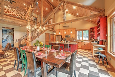 Ashland Lodge with Lake Views and Game Room Loft Maison in Oregon