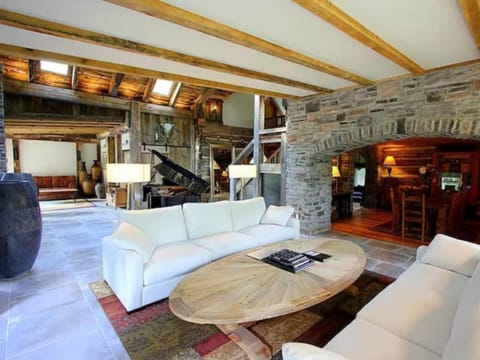 Enchanting Chalet, Covered Parking, King Suite House in Franklin