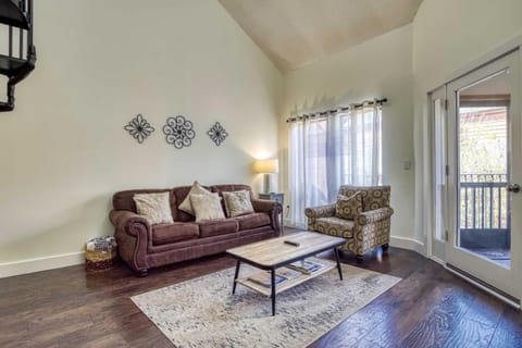 Walkable Dtwn Gatlinburg Townhome with Pool Access! House in Gatlinburg