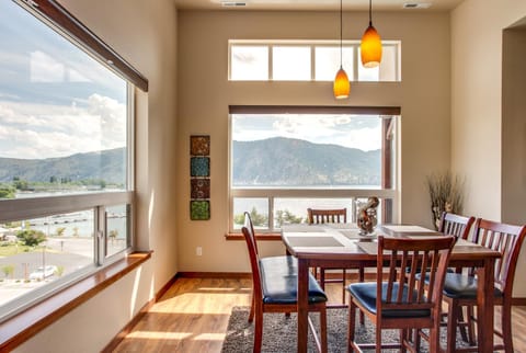 Breezy Lake Chelan Condo with Pool and Hot Tub Access! Condo in Manson