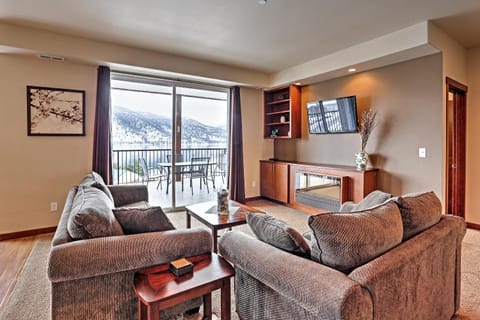 Alluring Manson Lakeside Condo with Shared Pool! Copropriété in Manson