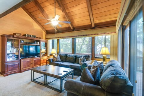 Wintergreen Home with Hot Tub, Deck and Mountain Views Maison in Massies Mill