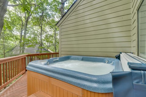 Wintergreen Home with Hot Tub, Deck and Mountain Views Haus in Massies Mill