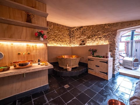 Large Country Cottage, Sleeps 8 - Spa Facilities, Garden Bar, Catering Services, Free Parking, Nature Reserve, Hen Parties Apartment in Scunthorpe