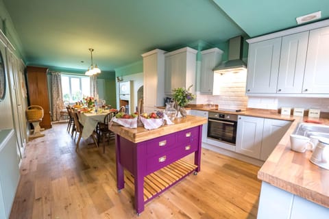 Large Country Cottage, Sleeps 8 - Spa Facilities, Garden Bar, Catering Services, Free Parking, Nature Reserve, Hen Parties Apartment in Scunthorpe