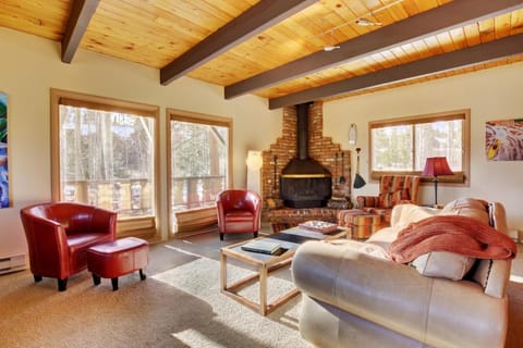 Pet-Friendly Breckenridge Abode with Mountain Views! Casa in Breckenridge