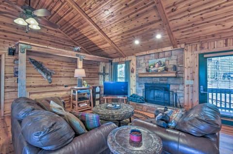 Rustic Cabin with Hot Tub 2 Mi to Unicoi State Park Haus in Helen