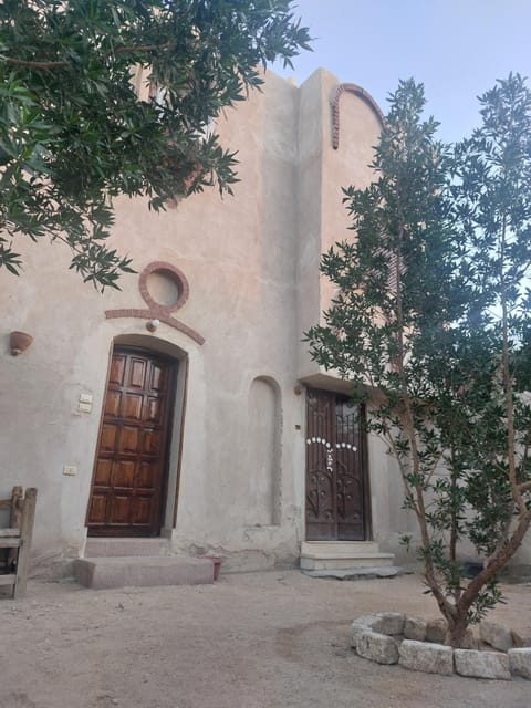 Property building, Facade/entrance, Day, Landmark view