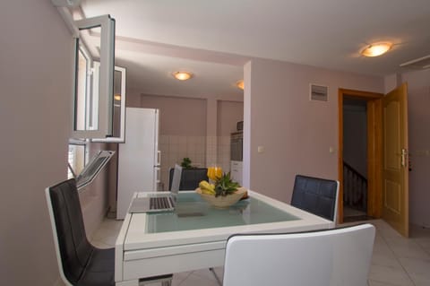 Seating area, Dining area