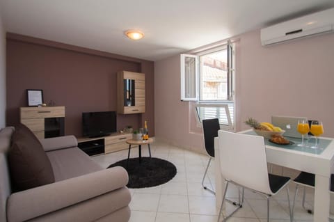 TV and multimedia, Living room, Seating area, Dining area