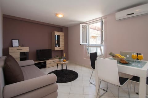 TV and multimedia, Living room, Seating area, Dining area