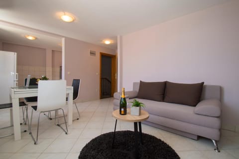 Living room, Seating area, Drinks