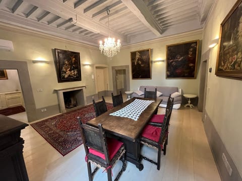 Seating area, Dining area, internet, air conditioner