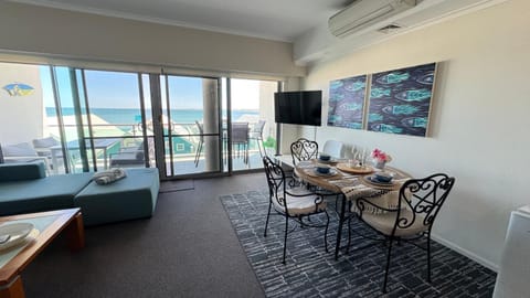 AN OCEAN,BEACHFRONT AND POOL VIEW Apartment 210 Apartment in Mandurah