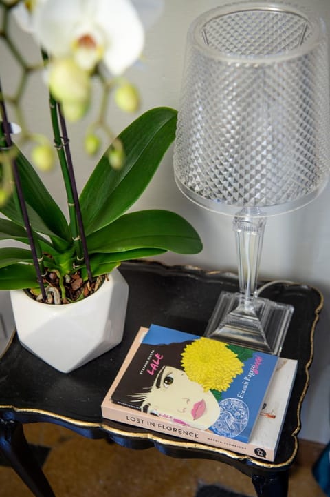 Library, Decorative detail, Seating area, Bedroom, Garden view, Drinks