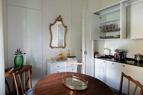 Coffee/tea facilities, Kitchen or kitchenette, Dining area, Drinks