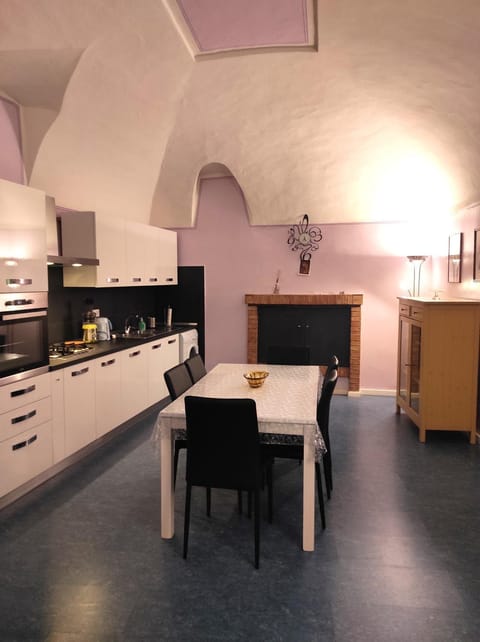 Kitchen or kitchenette, Dining area, stove