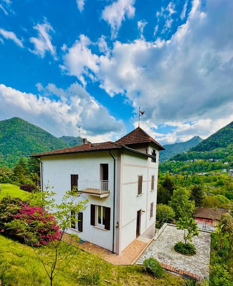 Luxury Villa with Garden&Swimming pool Apartment in Canton of Ticino