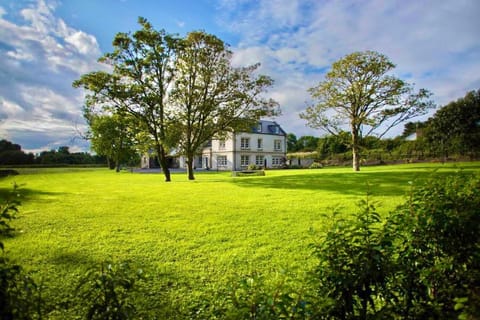 Property building, Day, Natural landscape, Garden, Garden view