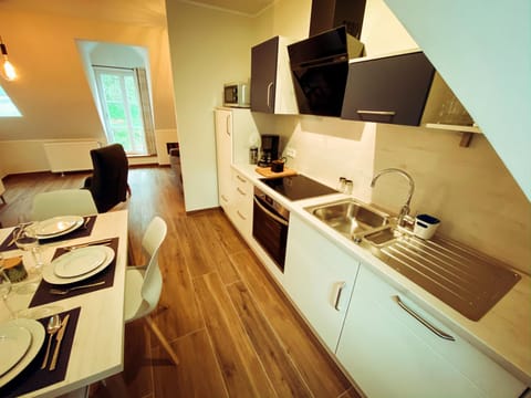 Kitchen or kitchenette, Dining area