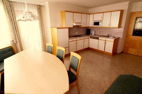 Kitchen or kitchenette, Decorative detail, Dining area