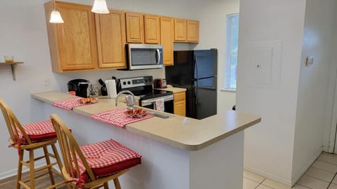 2 Master Suite Apartment near North Florida Regional Med, UF Health, & Mall Condo in Gainesville
