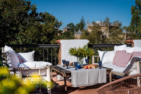 Villa Alfonso, Restored Palace House with gardens and Monuments Views Chalet in Seville