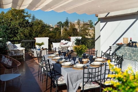 Villa Alfonso, Restored Palace House with gardens and Monuments Views Villa in Seville