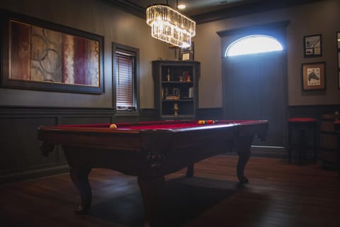 Billiard, Game Room