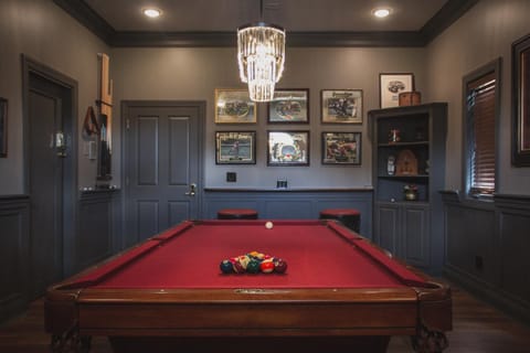 Billiard, Game Room