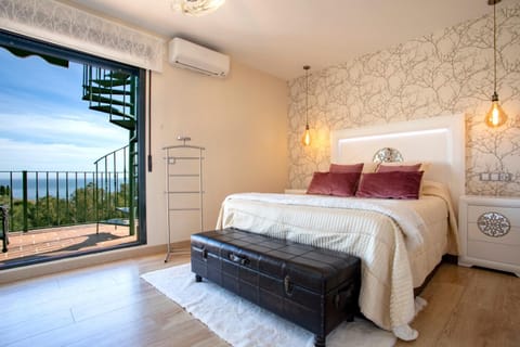 Luxury villa with sea views - heated pool-Jacuzzi Chalet in Benalmadena