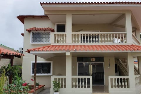 Renovada Casa Familiar con piscina en Salinas Maison in Salinas