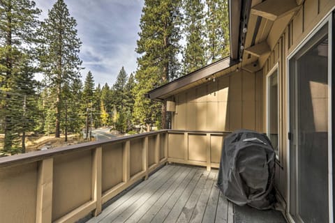 Incline Village Condo with Deck 1 Mi to Lake Tahoe Condominio in Incline Village