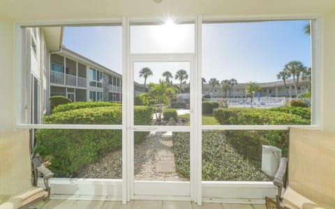 King Bed - Walk to St. Armand's Circle and Lido Beach in Minutes! Condo in Saint Armands Key