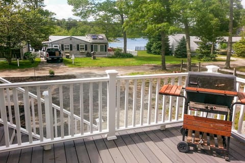 East Wareham Home with Deck, Grill and Mill Pond Views Maison in Wareham
