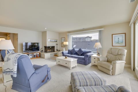 Oceanfront Oregon Retreat - Pool, Sauna and Patio! Apartment in Lincoln Beach