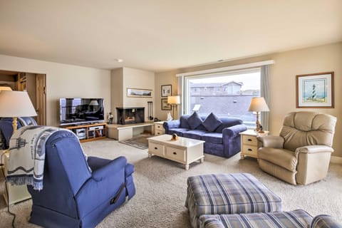 Oceanfront Oregon Retreat - Pool, Sauna and Patio! Apartment in Lincoln Beach