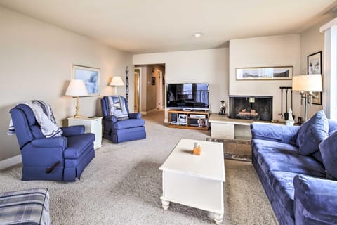 Oceanfront Oregon Retreat - Pool, Sauna and Patio! Apartment in Lincoln Beach