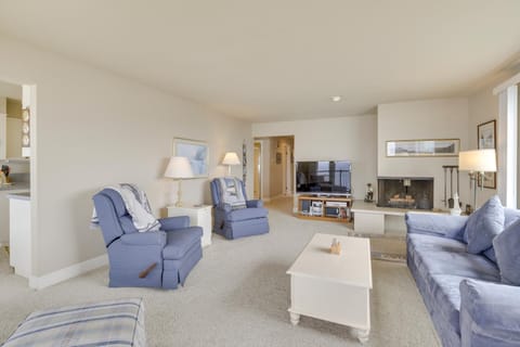 Oceanfront Oregon Retreat - Pool, Sauna and Patio! Apartment in Lincoln Beach